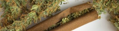 Blunt drehen im Tabak Wrap mit Cannabis