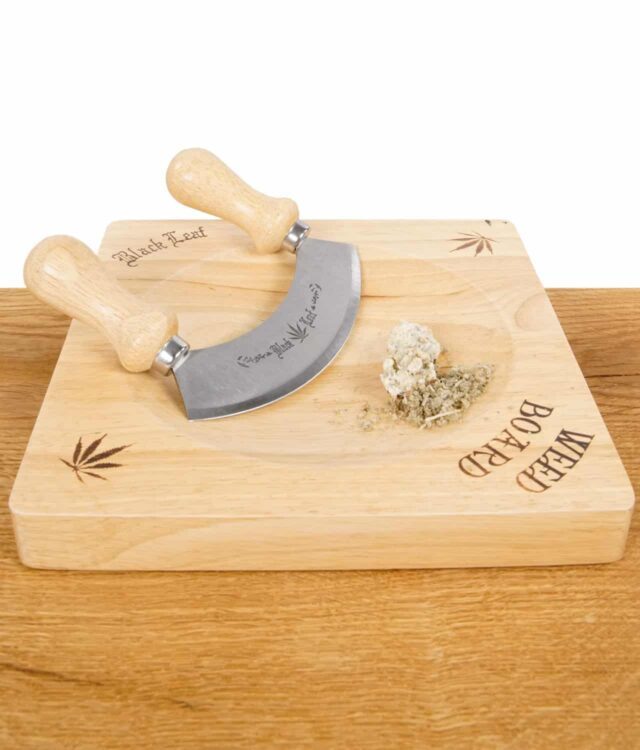black-leaf-weedboard-mit-wiegemesser.jpg