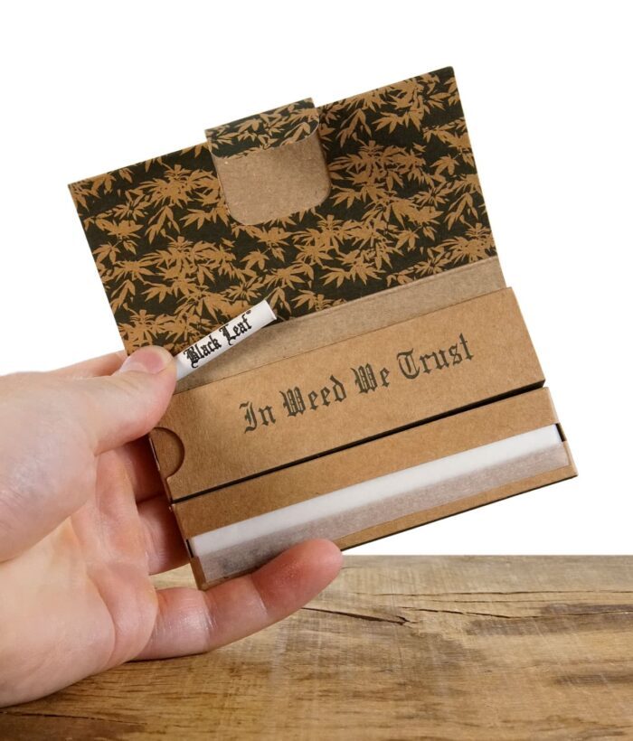 blackleaf-papers-king-size-slim-mit-aktivkohlefilter-hand.jpg