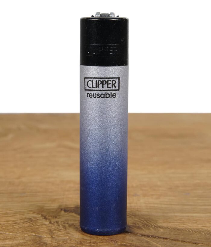 clipper-feuerzeug-metallic-gradient-silber-blau.jpg