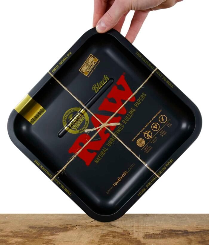 raw-rolling-tray-black-square-small-schraeg.jpg