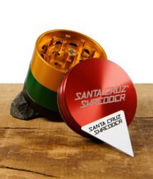 santa-cruz-shredder-4-teilig-rasta.jpg