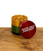 santa-cruz-shredder-grinder-4-teilig-rasta-40mm-durchmesser.jpg