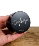 stayhigh-edelstahlgrinder-hand.jpg