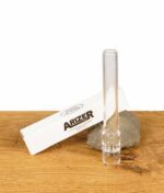 Arizer Glasmundstück (90 mm) vor der Verpackung auf einem Stein.