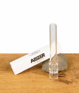 Arizer Glasmundstück (90 mm) vor der Verpackung auf einem Stein.