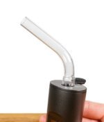 Gebogenes Glas-Mundstück, in einen Arizer Solo Vaporizer eingesetzt, Nahaufnahme.