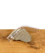 Gebogenes Glas-Mundstück für den Arizer Solo, auf einem Holztisch liegend.