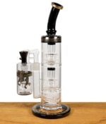 Black Leaf Kofferbong mit Vorkühler und drei Trommelperkolatoren, auf einem Holztisch platziert.