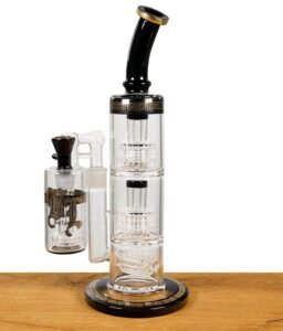 Black Leaf Kofferbong mit Vorkühler und drei Trommelperkolatoren, auf einem Holztisch platziert.
