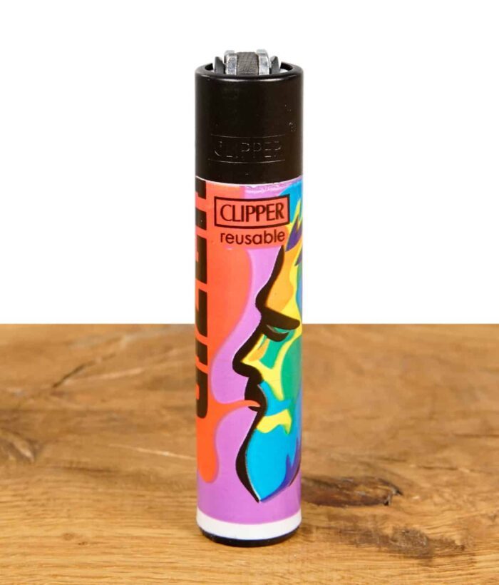 Ein einzelnes Clipper Feuerzeug aus der "Gizeh Faces Vol. 1" Serie mit einem farbenfrohen Gesichterdesign auf einer Holzoberfläche.