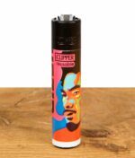 Ein einzelnes Clipper Feuerzeug aus der "Gizeh Faces Vol. 1" Serie mit einem farbenfrohen Gesichterdesign auf einer Holzoberfläche.