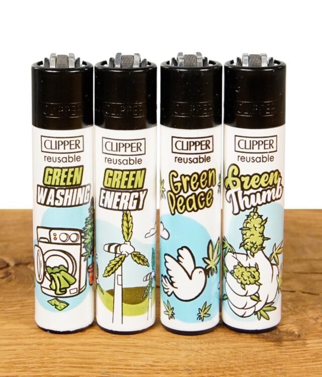 Vier Clipper-Feuerzeuge im "Green" Design-Set auf einem Holztisch, jedes Feuerzeug mit einem individuellen umweltfreundlichen Motiv.
