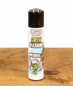 Clipper-Feuerzeug mit "Green Washing" Design, zeigt eine Waschmaschine mit grünem Textil.