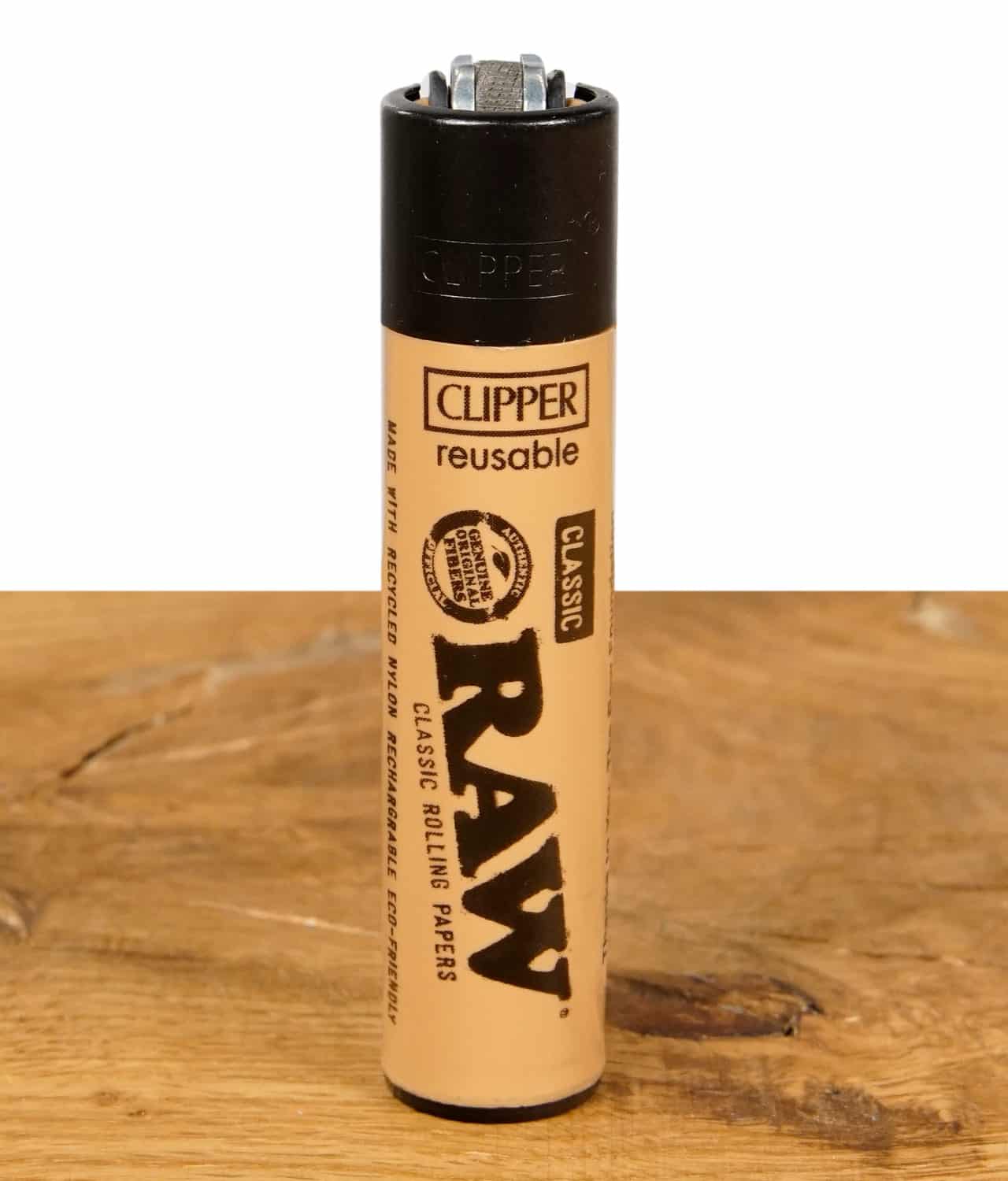 clipper-feuerzeug-raw-beige-jpg Clipper Feuerzeug im RAW Design, beige, auf einem Holztisch.