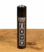 Clipper Feuerzeug mit "Te C H No" Design, schwarzes Gehäuse mit weißen chemischen Symbolen.