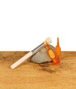Reinigungszubehör für den Crafty Vaporizer, inklusive Bürste und orangefarbenen Werkzeugen.
