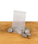Packung mit Ersatzsieben für den Crafty Vaporizer, präsentiert auf einem Stein.