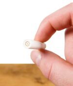 Hand hält einen Dr. Perl Junior Aktivkohlefilter