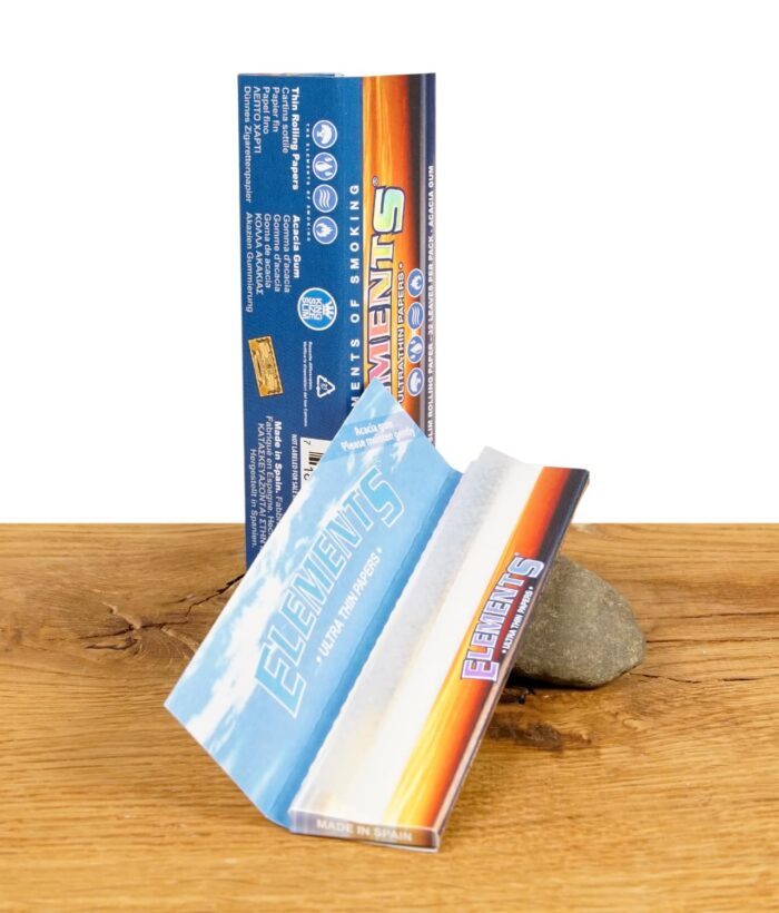 Elements King Size Slim Ultra Thin Paper in der Hand gehalten