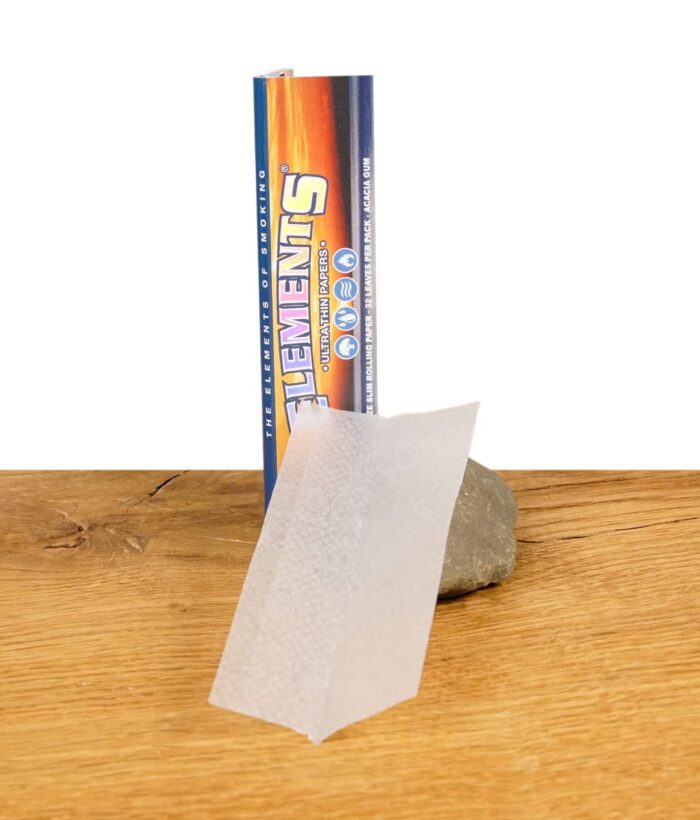 Geöffnete Packung Elements King Size Slim Ultra Thin Papers mit einem Blättchen daneben