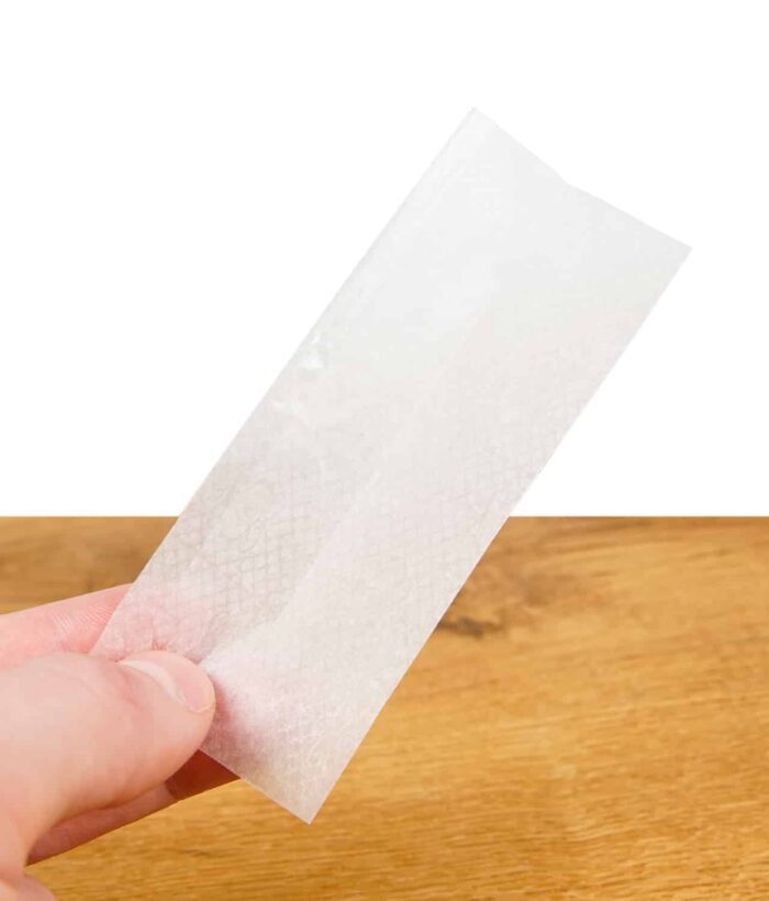 Nahaufnahme der Elements King Size Slim Ultra Thin Papers Packung mit einem halb herausgezogenen Blättchen