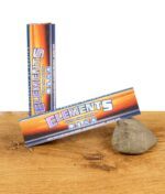 Elements King Size Slim Ultra Thin Papers Packung auf einem Holztisch