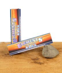 Elements King Size Slim Ultra Thin Papers Packung auf einem Holztisch