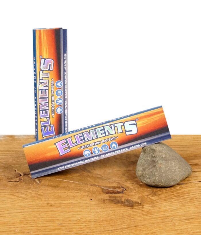 Elements King Size Slim Ultra Thin Papers Packung auf einem Holztisch