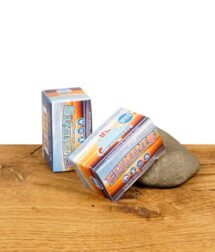 Zwei Schachteln Elements Ultra Thin Rolls auf einem Stein, eine leicht geöffnet.