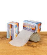 Nahaufnahme der Elements Ultra Thin Rolls auf einem Stein, Papier herausgezogen.