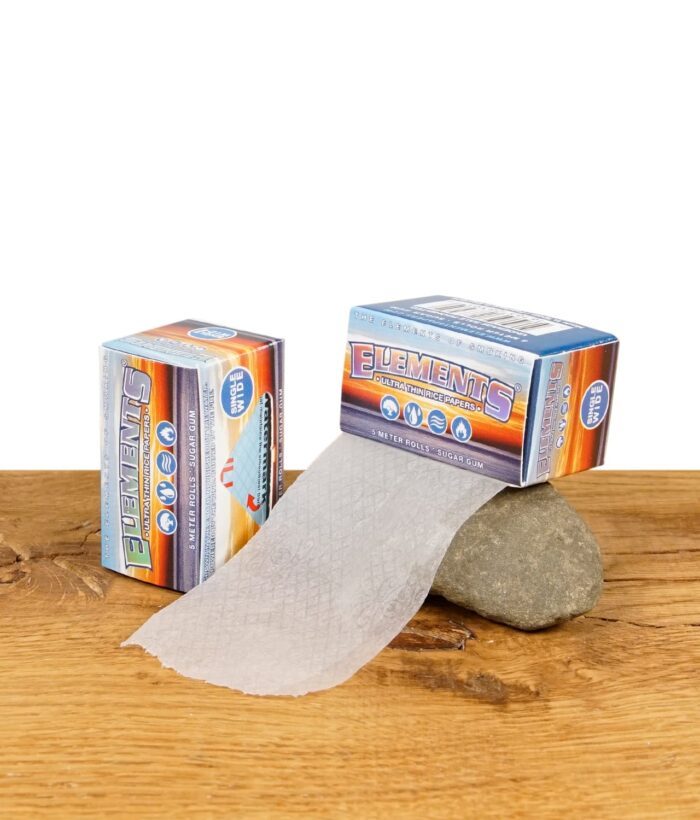 Nahaufnahme der Elements Ultra Thin Rolls auf einem Stein, Papier herausgezogen.