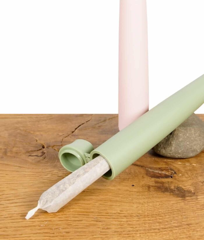 Grüne und Rosa Jointtube von Smowe mit Joint innenliegend
