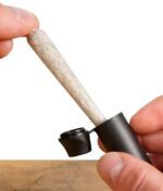 Hand die einen Joint in eine Jointtube legt