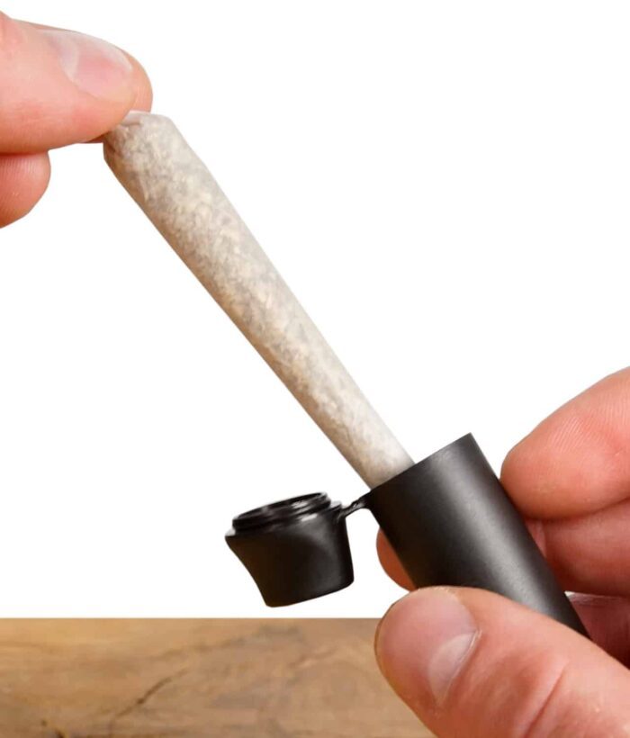 Hand die einen Joint in eine Jointtube legt