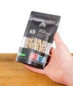 Hand hält Kailar 65er Packung Cellulose Aktivkohlefilter