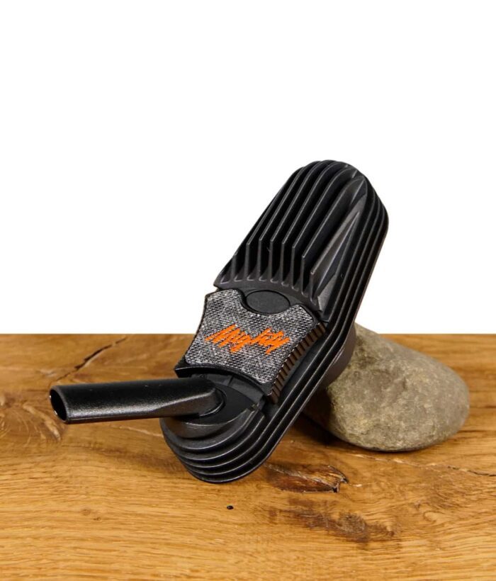 Storz & Bickel Mighty Kühlungseinheit auf einem Holztisch.