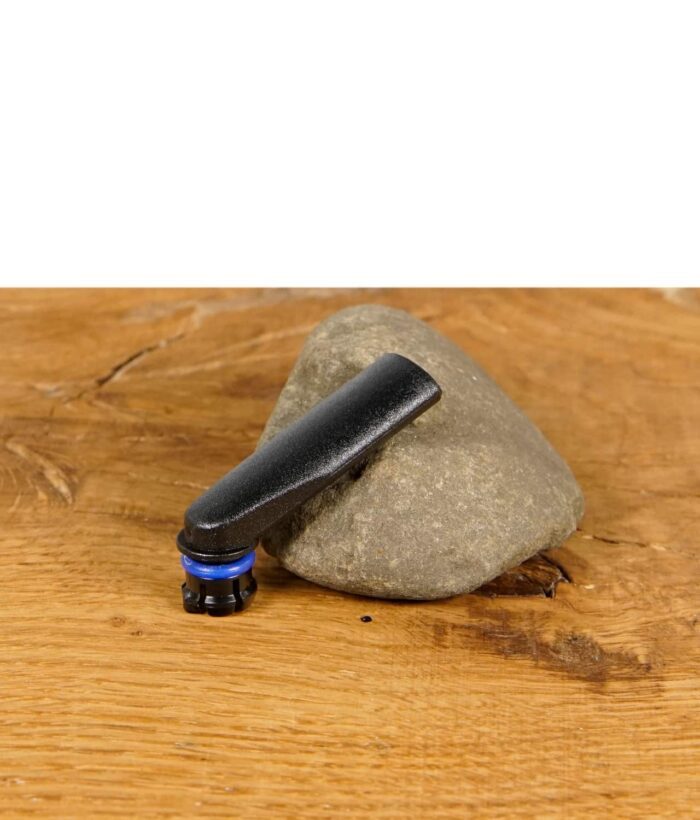 Storz & Bickel Mighty Mundstück auf einem Holztisch.