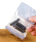 Verpackte Storz & Bickel Mighty Mundstücke im 4er Pack auf einem Holztisch.