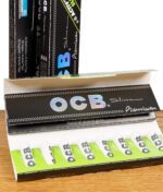 OCB Kombipaket mit geöffneten Slim Premium Long Papers und Activ’Tips Slim Filtern. Praktisch und griffbereit in einer Packung.