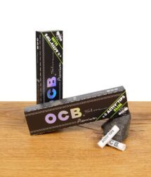 OCB Kombipaket mit Slim Premium Long Papers und zwei herausgenommenen Activ’Tips Slim Filtern auf einem Stein. Ideal für minimalen Schadstoffgenuss.
