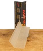 Eine Packung RAW Black King Size Papers, geöffnet, mit einem einzelnen Blättchen davor. Extrafeine, langsambrennende Blättchen für King Size Joints.