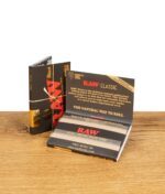 RAW Black Papers Single Wide Double Verpackung geöffnet mit Blättchen