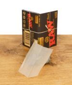 RAW Black Single Wide Double Paper entfaltet neben Verpackung