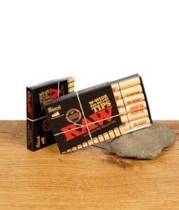Verpackung der RAW Black Pre-Rolled Wide Tips, teilweise geöffnet, mit mehreren Tips sichtbar. Ideal für eine gleichmäßige und angenehme Raucherfahrung.