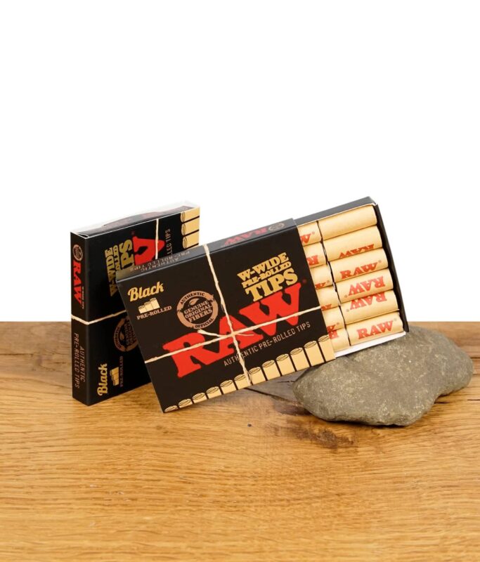Verpackung der RAW Black Pre-Rolled Wide Tips, teilweise geöffnet, mit mehreren Tips sichtbar. Ideal für eine gleichmäßige und angenehme Raucherfahrung.