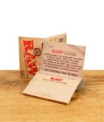RAW Classic Rolling Papers 1 1/2 Size Blättchen aufgefächert vor der Packung