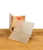 Geöffnete Packung RAW Classic Rolling Papers 1 1/2 Size mit Blättchen