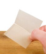 Nahaufnahme eines RAW Classic Rolling Papers 1 1/2 Size in der Hand