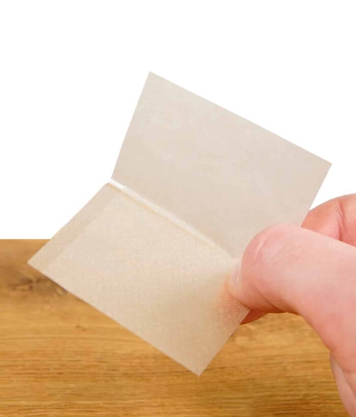 Nahaufnahme eines RAW Classic Rolling Papers 1 1/2 Size in der Hand
